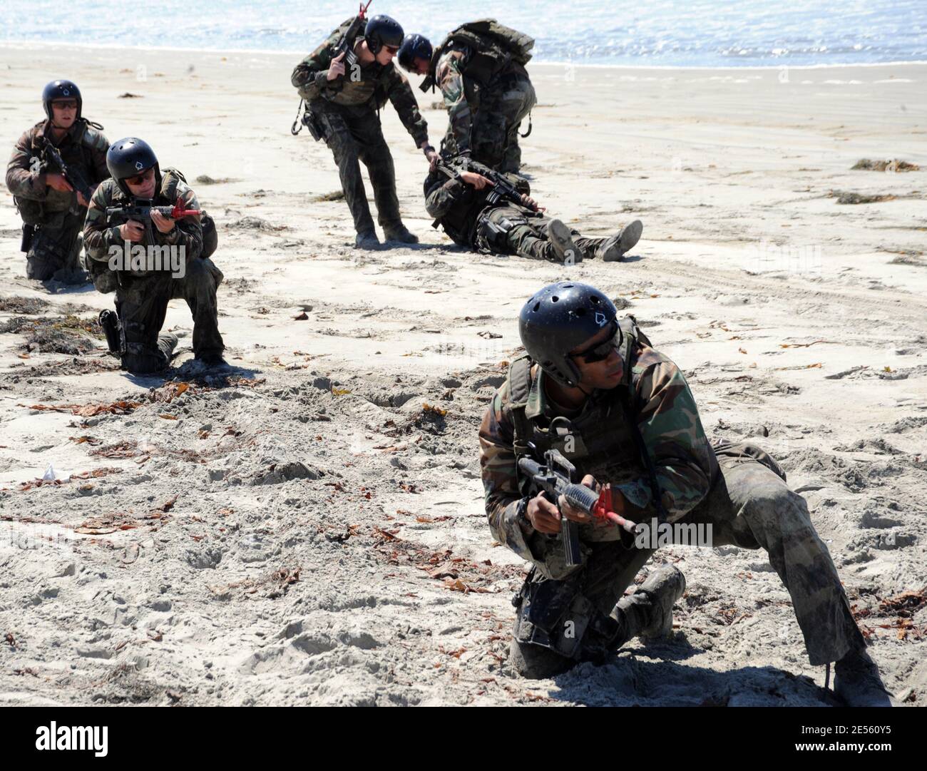 SAN DIEGO (settembre 10, 2008) gli studenti del Crewman Qualification Training (CQT) forniscono copertura per i loro compagni di squadra in uno scenario di addestramento di evacuazione medica presso il Naval Special Warfare Center di Coronado, California. Il CQT è un corso di formazione avanzato di 14 settimane che insegna armi di base, marinai, Primo soccorso e tattica di piccola unità per i partecipanti al training Special Warfare Combatant-Craft Crewman (SWCC). Gli SWCC gestiscono e mantengono l'inventario della Marina delle imbarcazioni all'avanguardia e ad alta velocità utilizzate per supportare le foche in missioni operative speciali in tutto il mondo. GLI US Navy Seals, gli specialisti segreti e la resistenza della leggenda, hanno guidato il comm audace Foto Stock