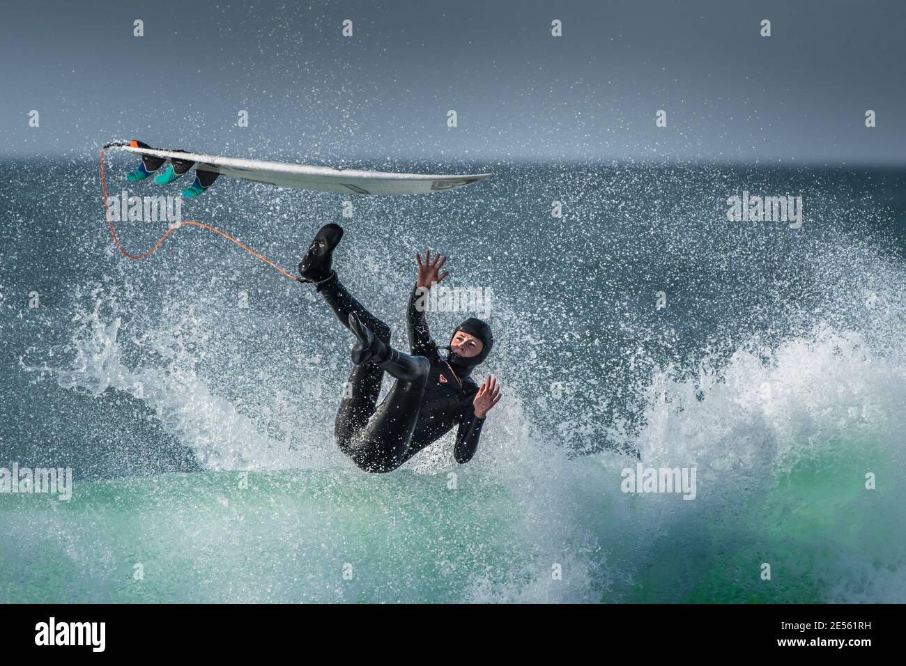 Un surfista che si dilata a Fistral a Newquay in Cornovaglia. Foto Stock