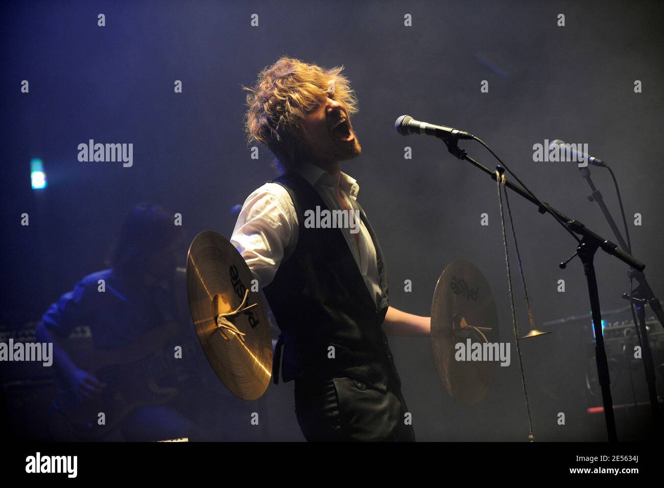Il cantante francese Julien Dore si esibisce dal vivo in concerto presso il 'le Cafe de la Danse' di Parigi, in Francia, il 2 luglio 2008. Foto di Mehdi Taamallah/ABACAPRESS.COM Foto Stock
