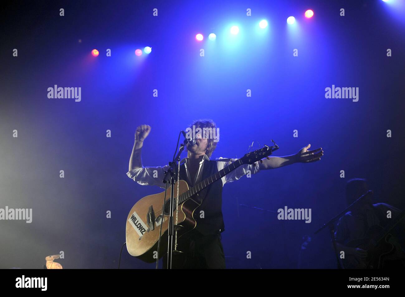 Il cantante francese Julien Dore si esibisce dal vivo in concerto presso il 'le Cafe de la Danse' di Parigi, in Francia, il 2 luglio 2008. Foto di Mehdi Taamallah/ABACAPRESS.COM Foto Stock