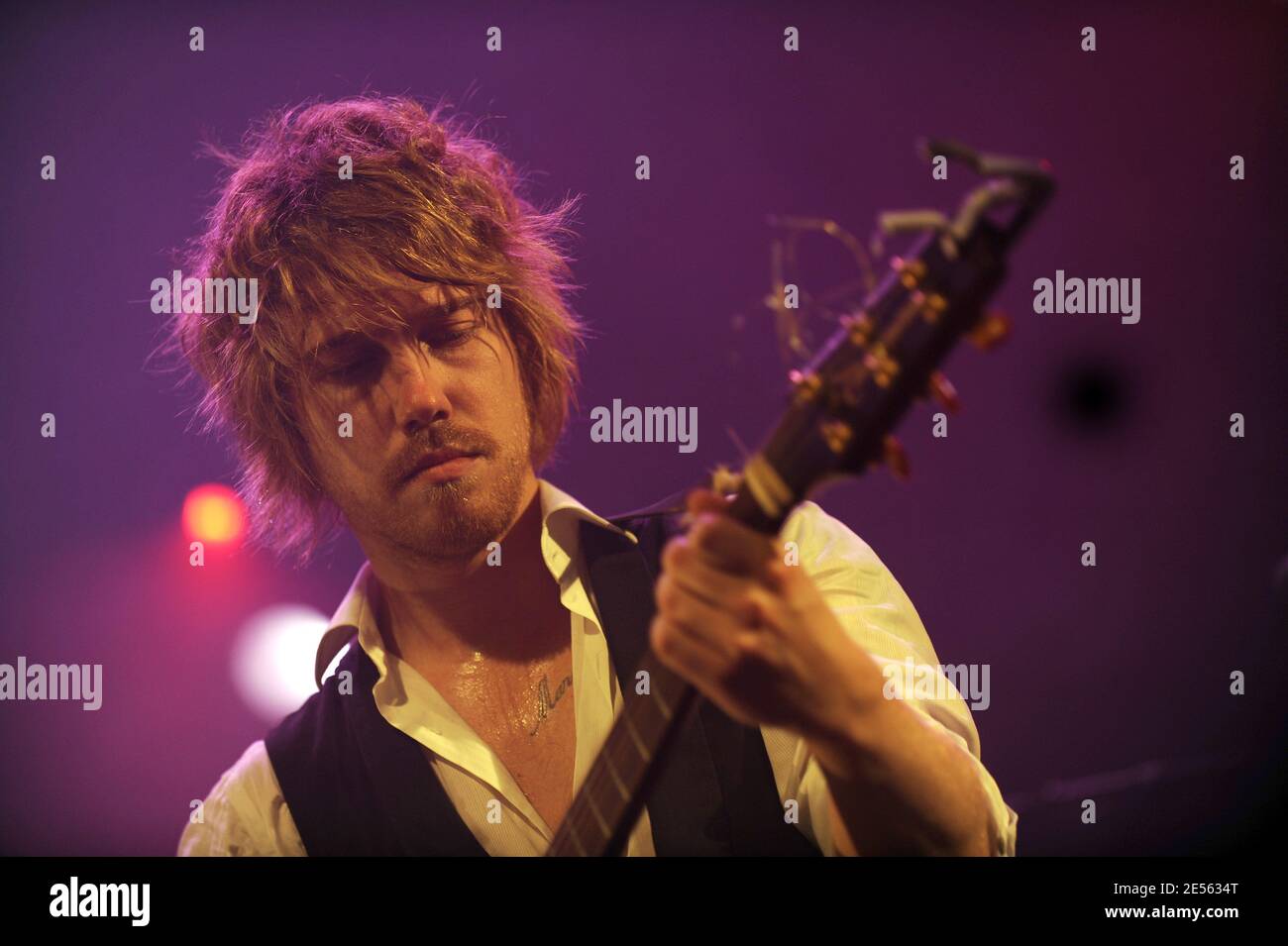 Il cantante francese Julien Dore si esibisce dal vivo in concerto presso il 'le Cafe de la Danse' di Parigi, in Francia, il 2 luglio 2008. Foto di Mehdi Taamallah/ABACAPRESS.COM Foto Stock