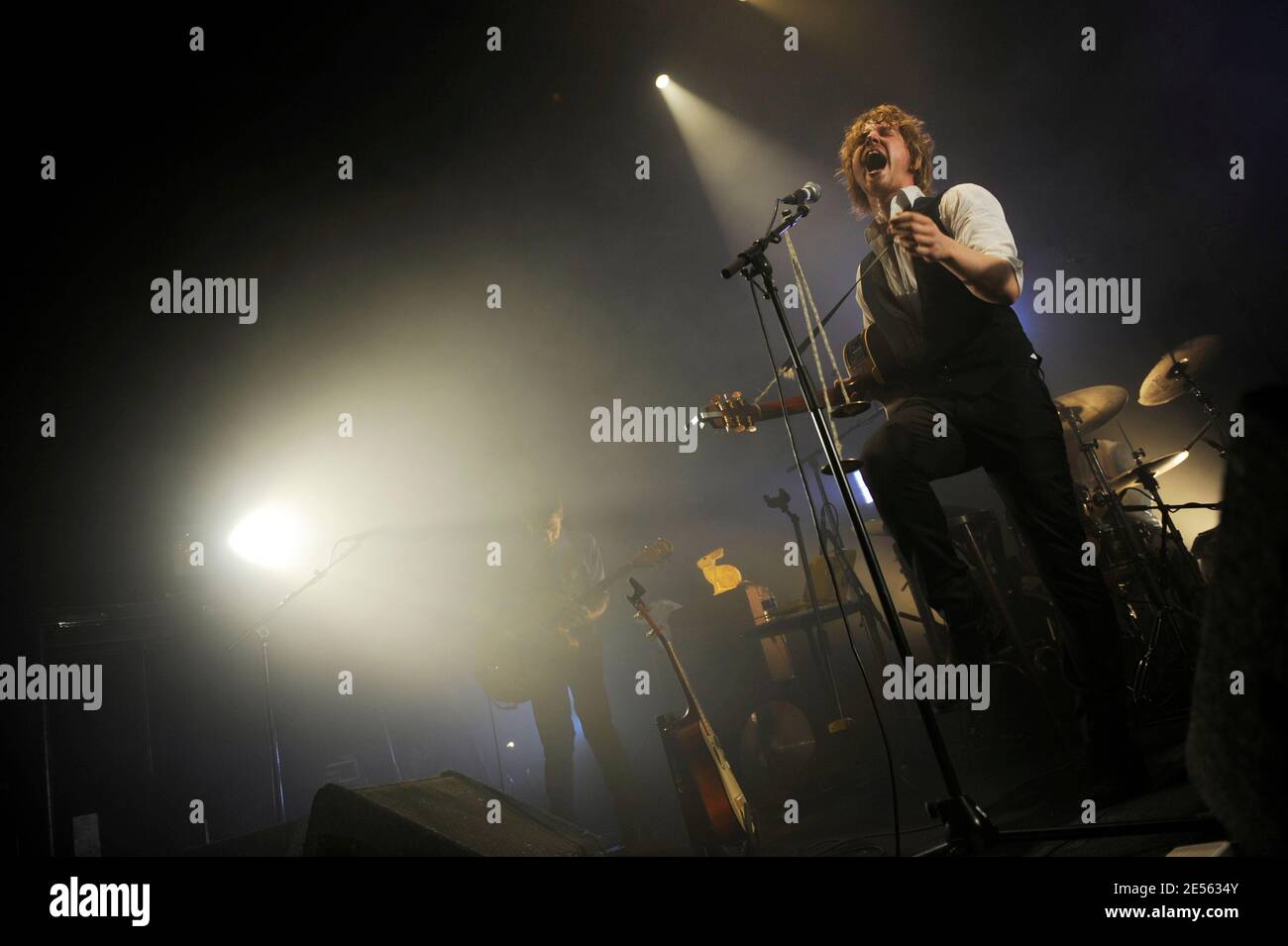 Il cantante francese Julien Dore si esibisce dal vivo in concerto presso il 'le Cafe de la Danse' di Parigi, in Francia, il 2 luglio 2008. Foto di Mehdi Taamallah/ABACAPRESS.COM Foto Stock