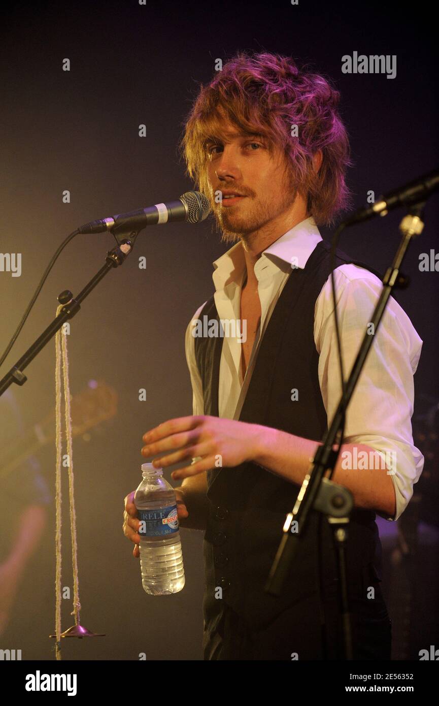 Il cantante francese Julien Dore si esibisce dal vivo in concerto presso il 'le Cafe de la Danse' di Parigi, in Francia, il 2 luglio 2008. Foto di Mehdi Taamallah/ABACAPRESS.COM Foto Stock