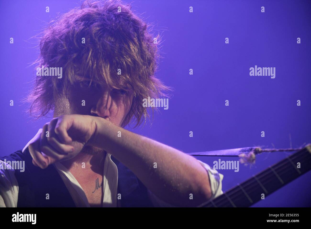 Il cantante francese Julien Dore si esibisce dal vivo in concerto presso il 'le Cafe de la Danse' di Parigi, in Francia, il 2 luglio 2008. Foto di Mehdi Taamallah/ABACAPRESS.COM Foto Stock