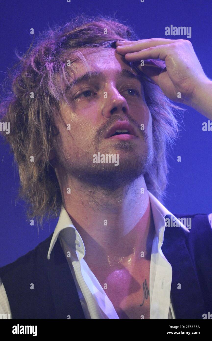 Il cantante francese Julien Dore si esibisce dal vivo in concerto presso il 'le Cafe de la Danse' di Parigi, in Francia, il 2 luglio 2008. Foto di Mehdi Taamallah/ABACAPRESS.COM Foto Stock