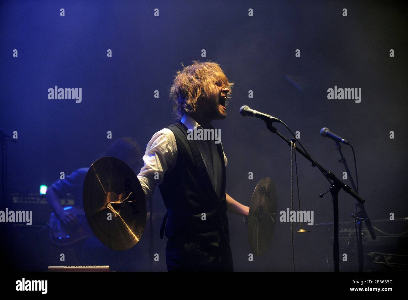 Il cantante francese Julien Dore si esibisce dal vivo in concerto presso il 'le Cafe de la Danse' di Parigi, in Francia, il 2 luglio 2008. Foto di Mehdi Taamallah/ABACAPRESS.COM Foto Stock