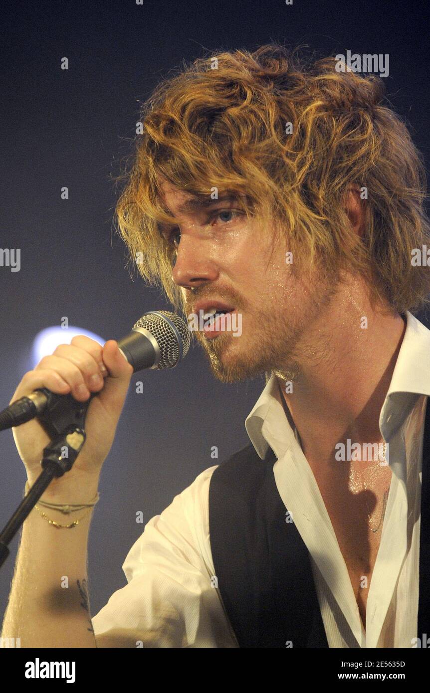 Il cantante francese Julien Dore si esibisce dal vivo in concerto presso il 'le Cafe de la Danse' di Parigi, in Francia, il 2 luglio 2008. Foto di Mehdi Taamallah/ABACAPRESS.COM Foto Stock