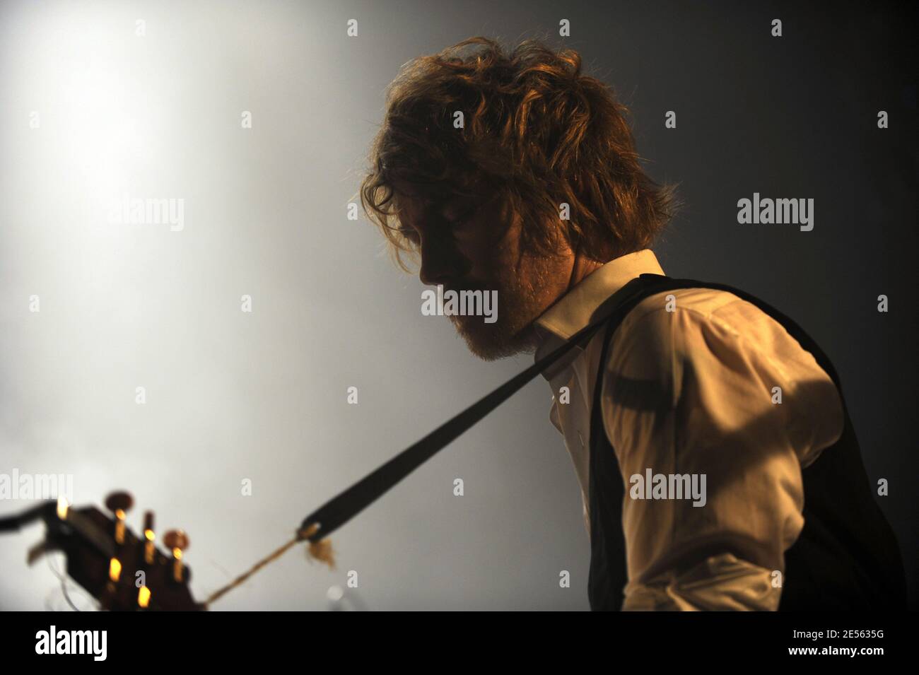 Il cantante francese Julien Dore si esibisce dal vivo in concerto presso il 'le Cafe de la Danse' di Parigi, in Francia, il 2 luglio 2008. Foto di Mehdi Taamallah/ABACAPRESS.COM Foto Stock