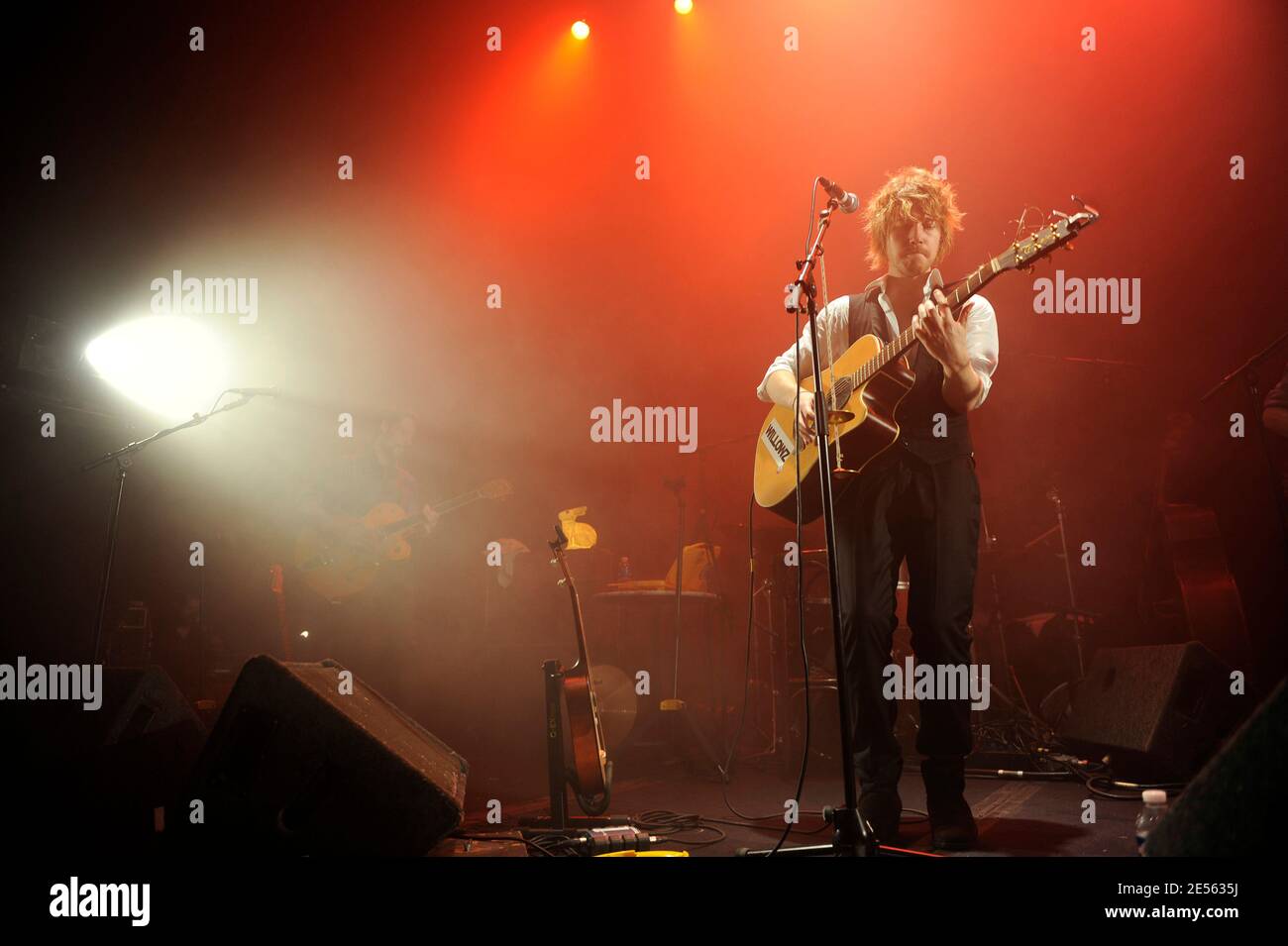 Il cantante francese Julien Dore si esibisce dal vivo in concerto presso il 'le Cafe de la Danse' di Parigi, in Francia, il 2 luglio 2008. Foto di Mehdi Taamallah/ABACAPRESS.COM Foto Stock