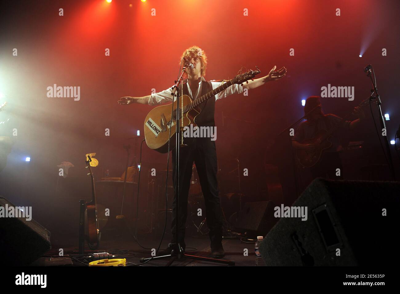 Il cantante francese Julien Dore si esibisce dal vivo in concerto presso il 'le Cafe de la Danse' di Parigi, in Francia, il 2 luglio 2008. Foto di Mehdi Taamallah/ABACAPRESS.COM Foto Stock