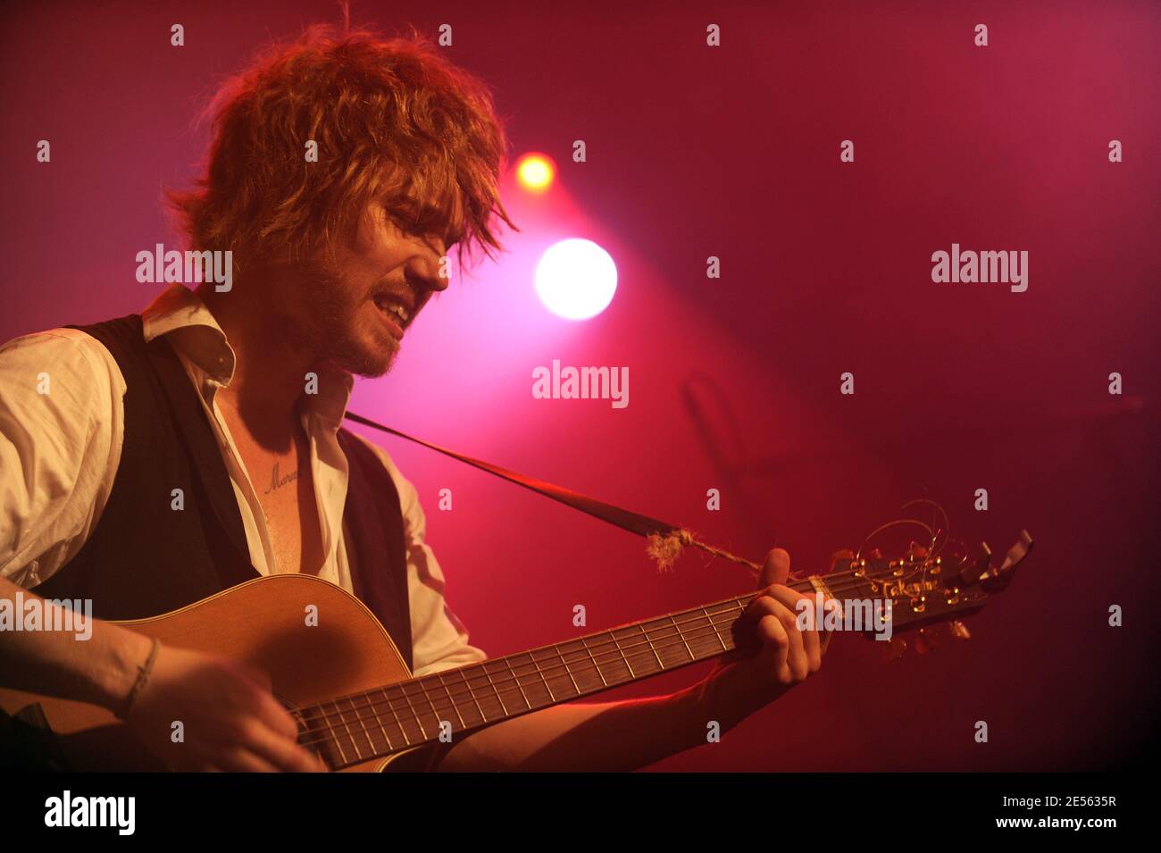 Il cantante francese Julien Dore si esibisce dal vivo in concerto presso il 'le Cafe de la Danse' di Parigi, in Francia, il 2 luglio 2008. Foto di Mehdi Taamallah/ABACAPRESS.COM Foto Stock
