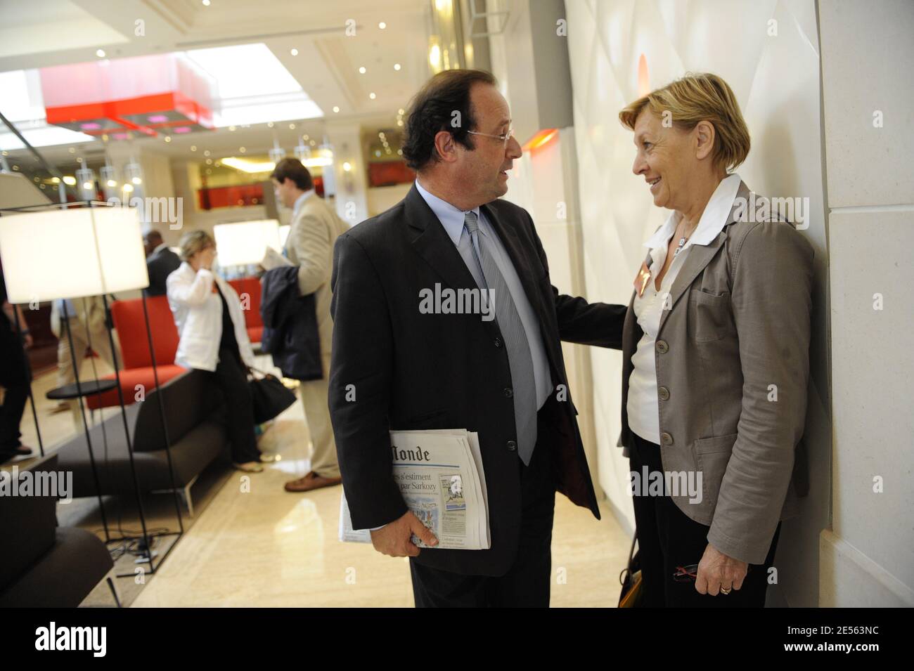 Il 2 luglio 2008, il leader francese del partito socialista Francois Hollande parla con Marylise Lebranchu al Socialist Party National Council dell'Hotel Pullman, a Parigi, Francia. Foto di Mousse/ABACAPRESS.COM Foto Stock