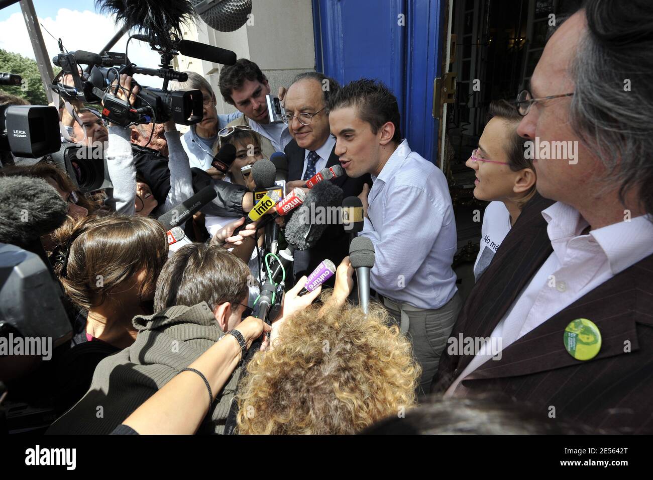 Herve Marro ha visto durante un incontro per celebrare la liberazione di ostaggio colombiano-francese Ingrid Betancourt presso l'ambasciata colombiana a Parigi, Francia il 3 luglio 2008. Foto di Abd Rabbo-Mousse/ABACAPRESS.COM Foto Stock