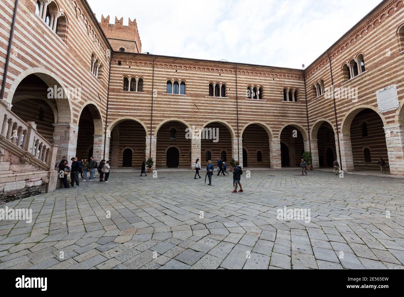 VERONA, ITALIA - 1 MAGGIO 2016: Vista sul cortile del Palazzo della ragione di Verona. Italia Foto Stock