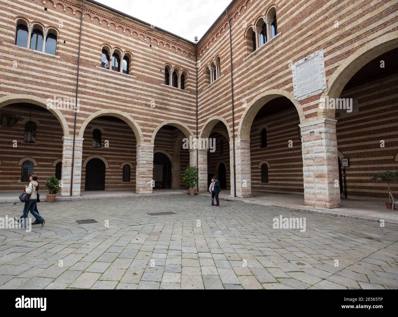 Vista sul cortile del Palazzo della ragione di Verona. Italia Foto Stock