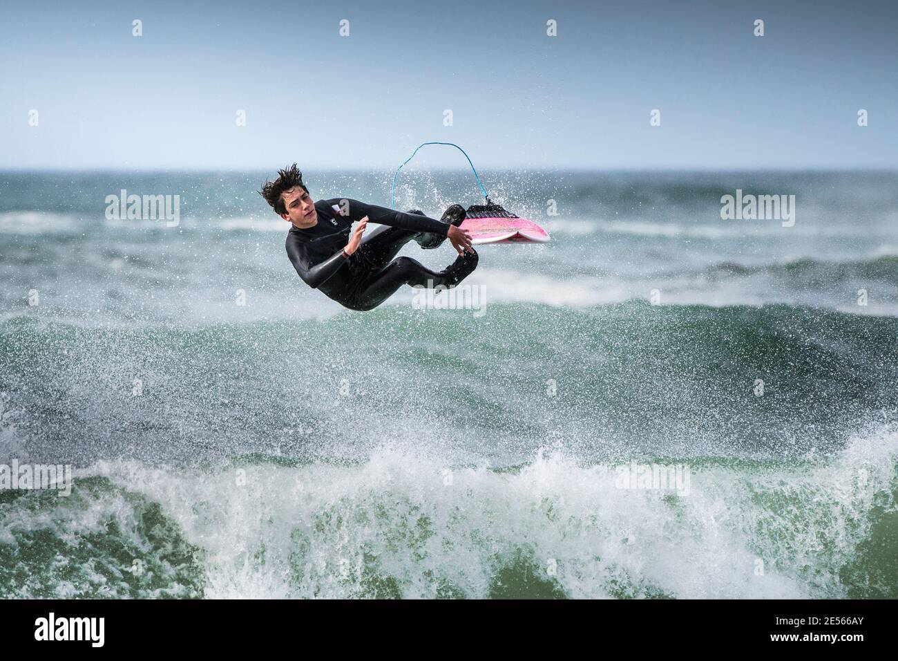 Azione spettacolare mentre un surfista maschile si strofina a Fistral a Newquay in Cornovaglia. Foto Stock