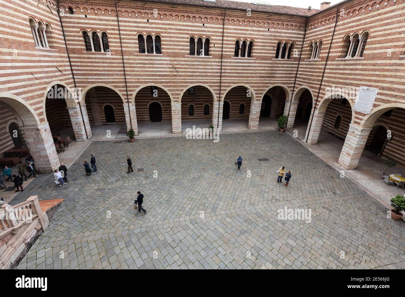 VERONA, ITALIA - 1 MAGGIO 2016: Vista sul cortile del Palazzo della ragione di Verona. Italia Foto Stock