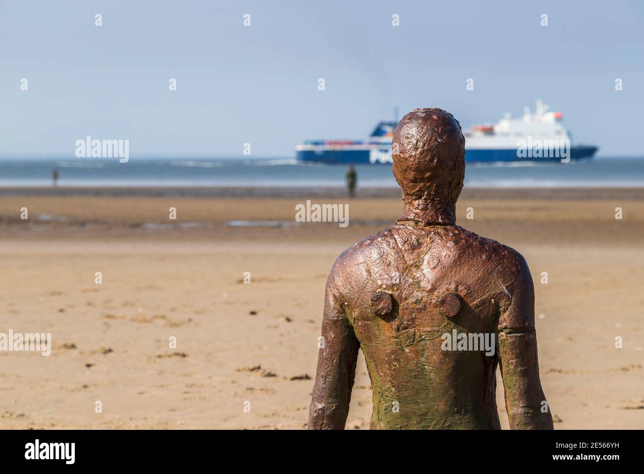 Una statua di Iron Man sulla spiaggia di Crosby vicino a Liverpool. Foto Stock
