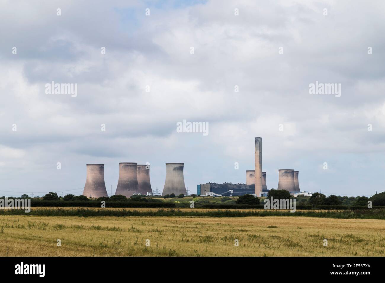 Fiddlers Ferry centrale elettrica dietro un campo di grano. Foto Stock