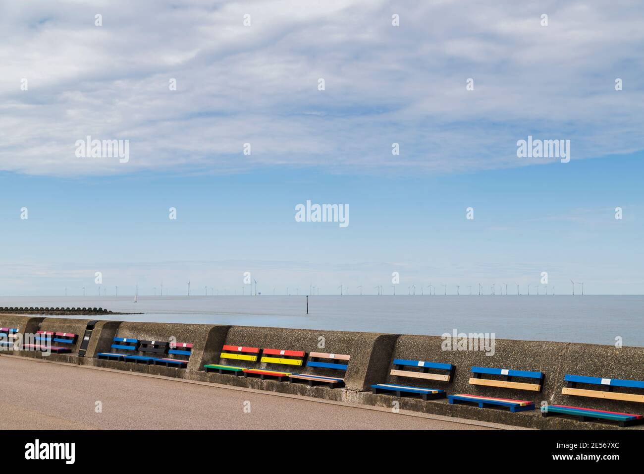 Panchine colorate sul lungomare di Wallasey. Foto Stock