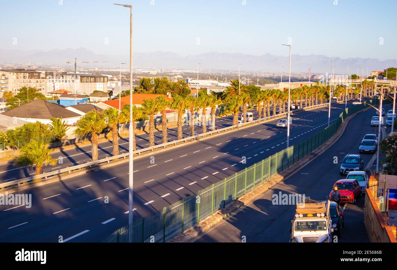 Nelson Mandela Boulevard- Città del Capo, Sud Africa - 25-01-2021 vista laterale boulevard nel tardo pomeriggio. Il sole su Città del Capo. Foto Stock