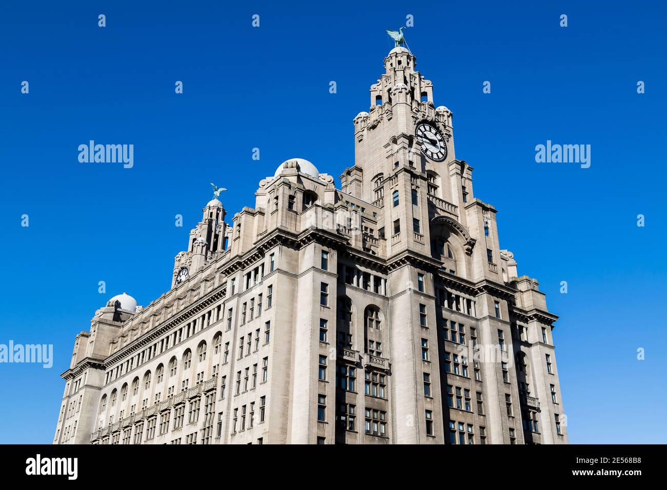 Royal Liver Building visto sotto un cielo blu chiaro. Foto Stock