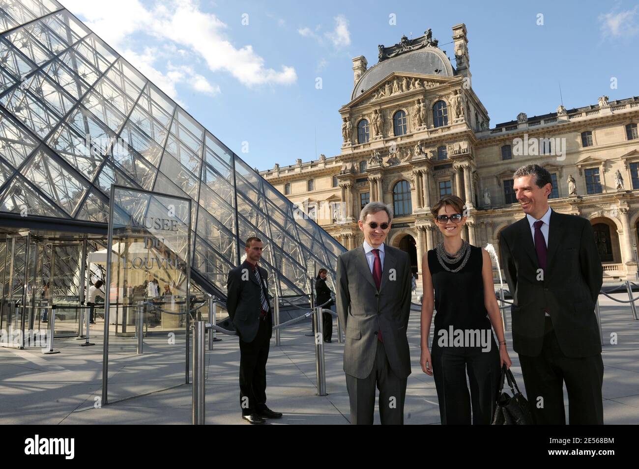 Henri Loyrette (R), Michel Duclos (L) e la prima Signora siriana Asma al Assad dopo la sua visita al museo del Louvre di Parigi, Francia, il 13 luglio 2008. Foto di Ammar Abd Rabbo/ABACAPRESS.COM Foto Stock