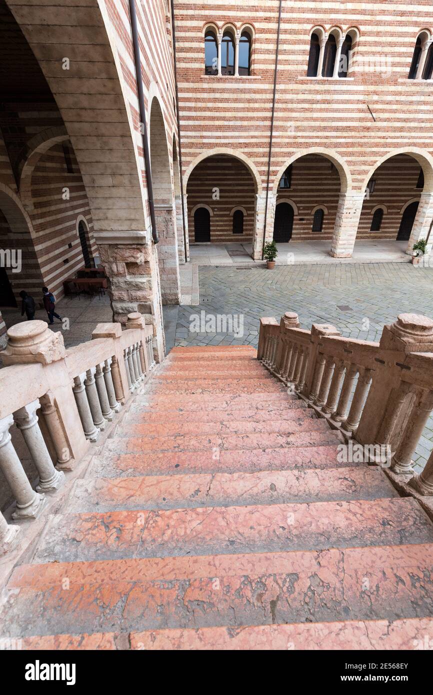 Scala della ragione nel cortile del Palazzo della ragione di Verona. Italia Foto Stock