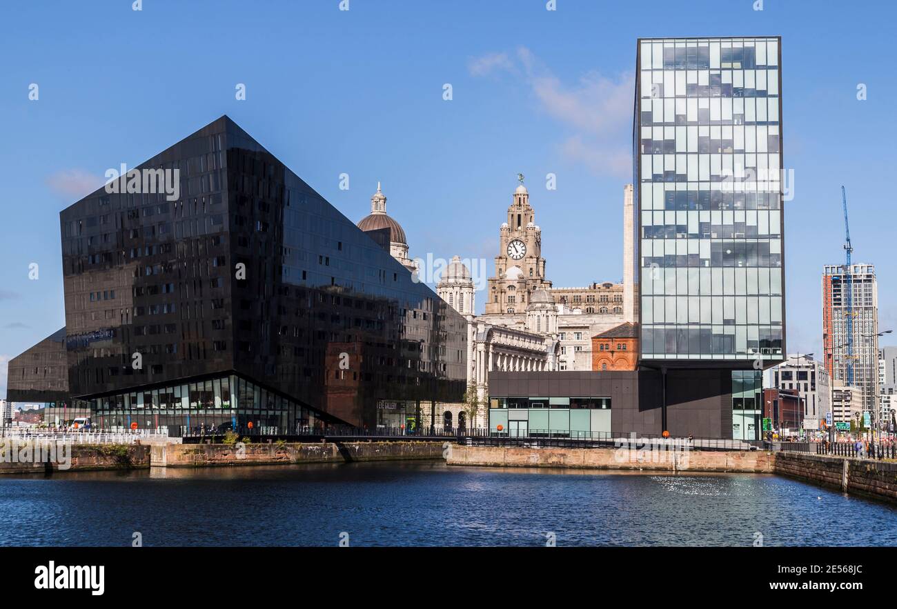 Guardando da uno dei moli di Liverpool verso il moderno complesso di Mann Island. Foto Stock