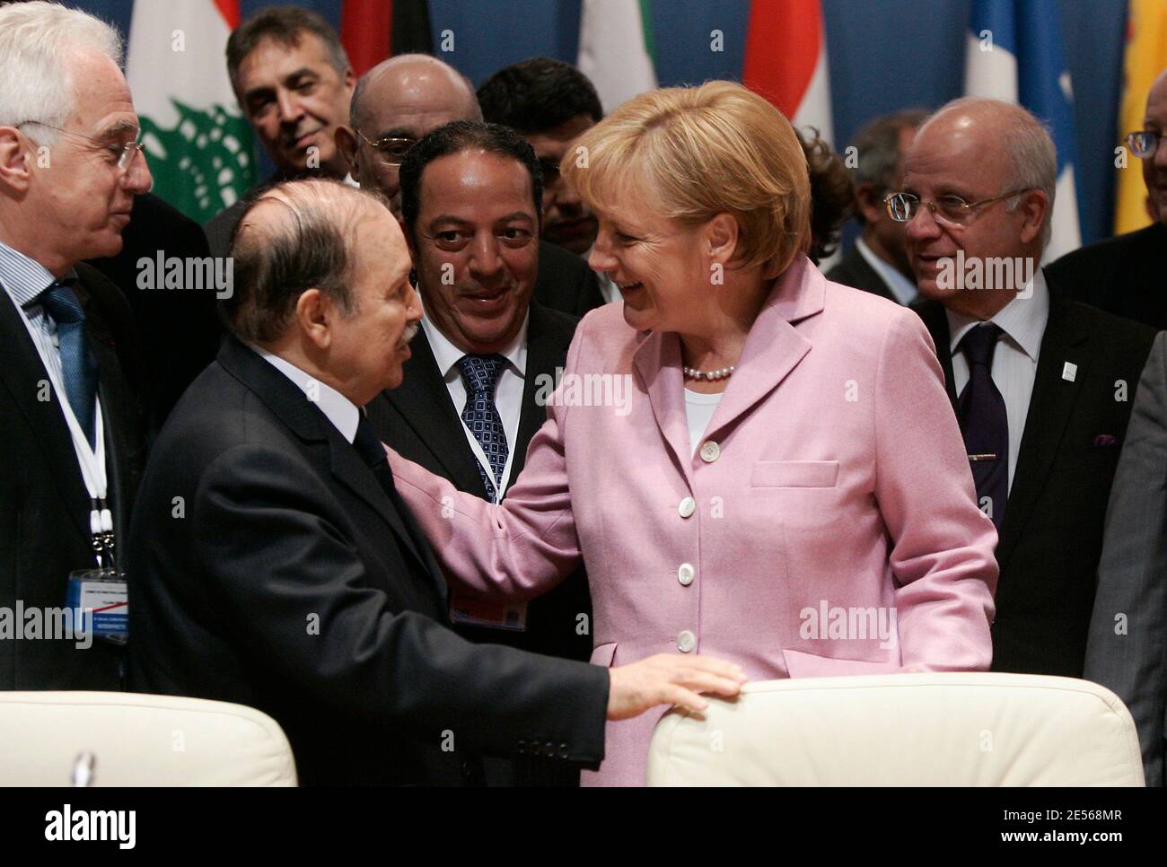 Il presidente algerino Abdelaziz Bouteflika e la cancelliera tedesca Angela Merkel durante la sessione plenaria del 13 luglio 2008 al Grand Palais di Parigi. Il presidente francese Nicolas Sarkozy e 42 leader lanciano oggi un’Unione tra l’Europa e i suoi vicini mediterranei, ma le tensioni tra i paesi del Medio Oriente potrebbero compromettere il grande piano. Foto di Chesnot-Witt/piscina/ABACAPTRESS.COM Foto Stock