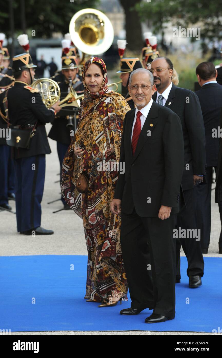 Il presidente della Mauritania Sidi Mohamed Ould Cheikh Abdallahi e sua moglie arrivano per una cena ospitata dai capi di delegazione, dai loro coniugi e dai ministri al Petit Palais, dopo aver partecipato al vertice di Parigi dell'Unione per la fondazione del Mediterraneo a Parigi, in Francia, il 13 luglio 2008. Foto di Abd Rabbo-Mousse/ABACAPRESS.COM Foto Stock