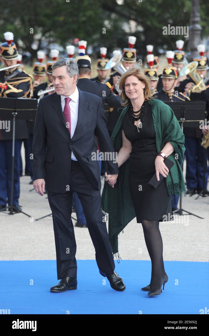 Il primo ministro del Regno Unito Gordon Brown e la moglie arrivano per una cena ospitata dai capi delegazione, dai loro coniugi e dai ministri al Petit Palais, dopo aver partecipato al vertice di Parigi per la fondazione del Mediterraneo a Parigi, in Francia, il 13 luglio 2008. Foto di Abd Rabbo-Mousse/ABACAPRESS.COM Foto Stock