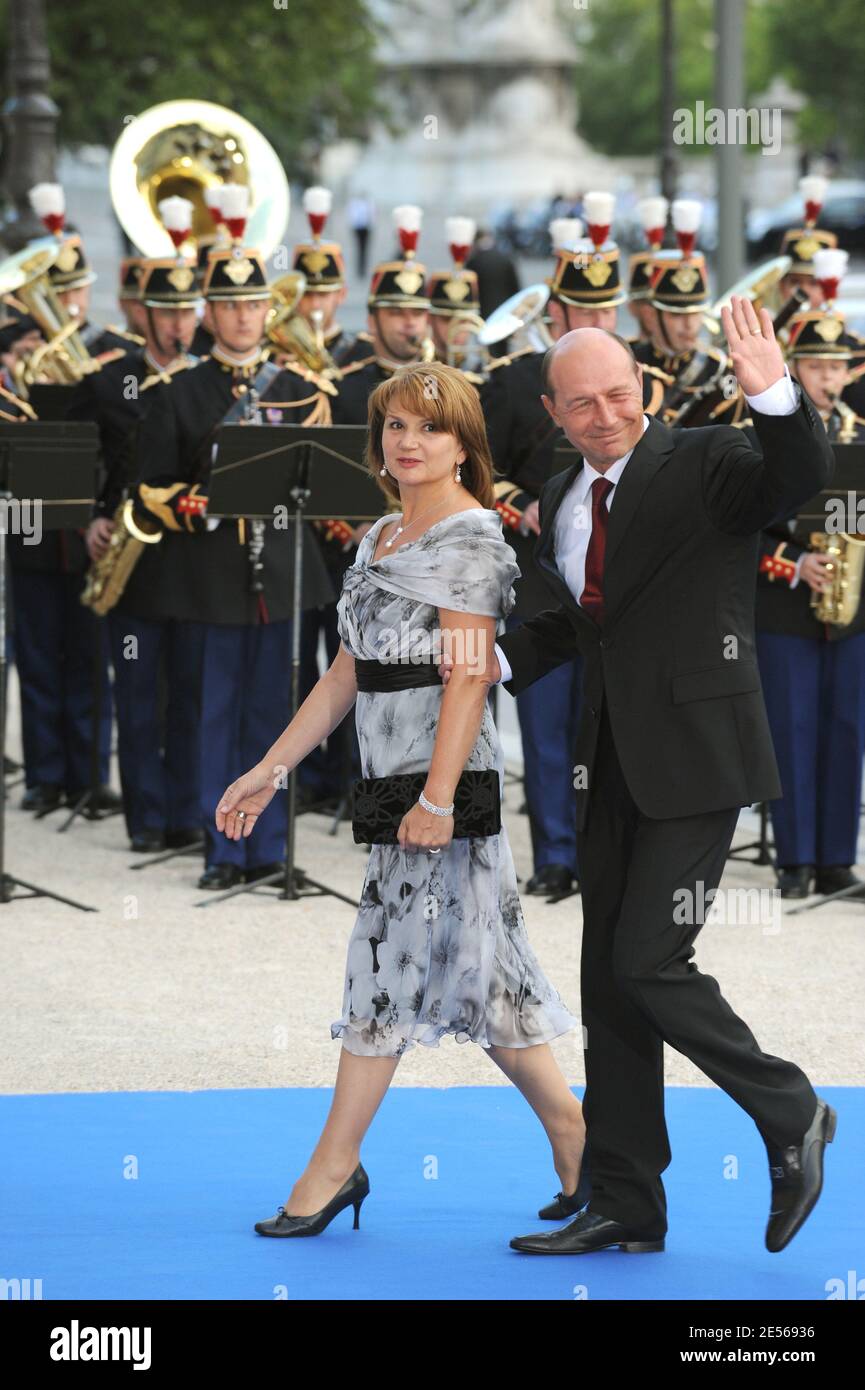 Il presidente rumeno Traian Basescu e sua moglie arrivano per una cena ospitata dai capi di delegazione, dai loro coniugi e dai ministri al Petit Palais, dopo aver partecipato al vertice di Parigi per la fondazione del Mediterraneo a Parigi, in Francia, il 13 luglio 2008. Foto di Abd Rabbo-Mousse/ABACAPRESS.COM Foto Stock