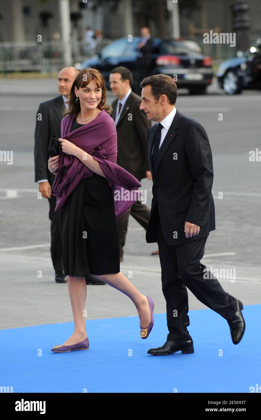 il presidente francese Nicolas Sarkozy e la moglie Carla Bruni-Sarkozy arrivano ad una cena che hanno ospitato i capi di delegazione, i loro coniugi e i ministri al Petit Palais, dopo aver organizzato il vertice di Parigi per la fondazione del Mediterraneo a Parigi, in Francia, il 13 luglio 2008. Foto di Abd Rabbo-Mousse/ABACAPRESS.COM Foto Stock