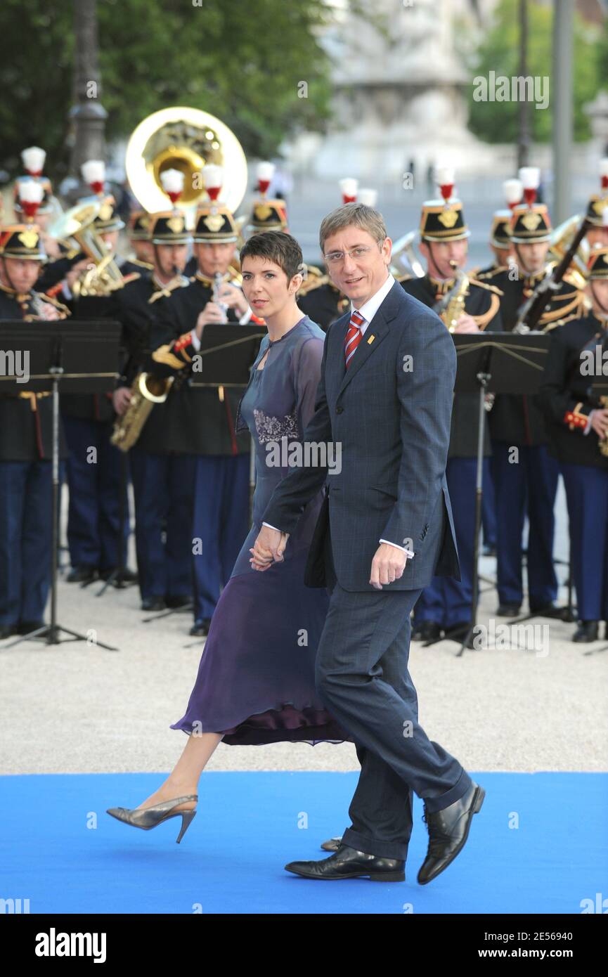 Il primo ministro ungherese Ferenc Gyurcsany e la moglie arrivano per una cena ospitata per i capi delegazione, i loro coniugi e i ministri al Petit Palais, dopo aver partecipato al vertice di Parigi per la fondazione del Mediterraneo a Parigi, in Francia, il 13 luglio 2008. Foto di Abd Rabbo-Mousse/ABACAPRESS.COM Foto Stock