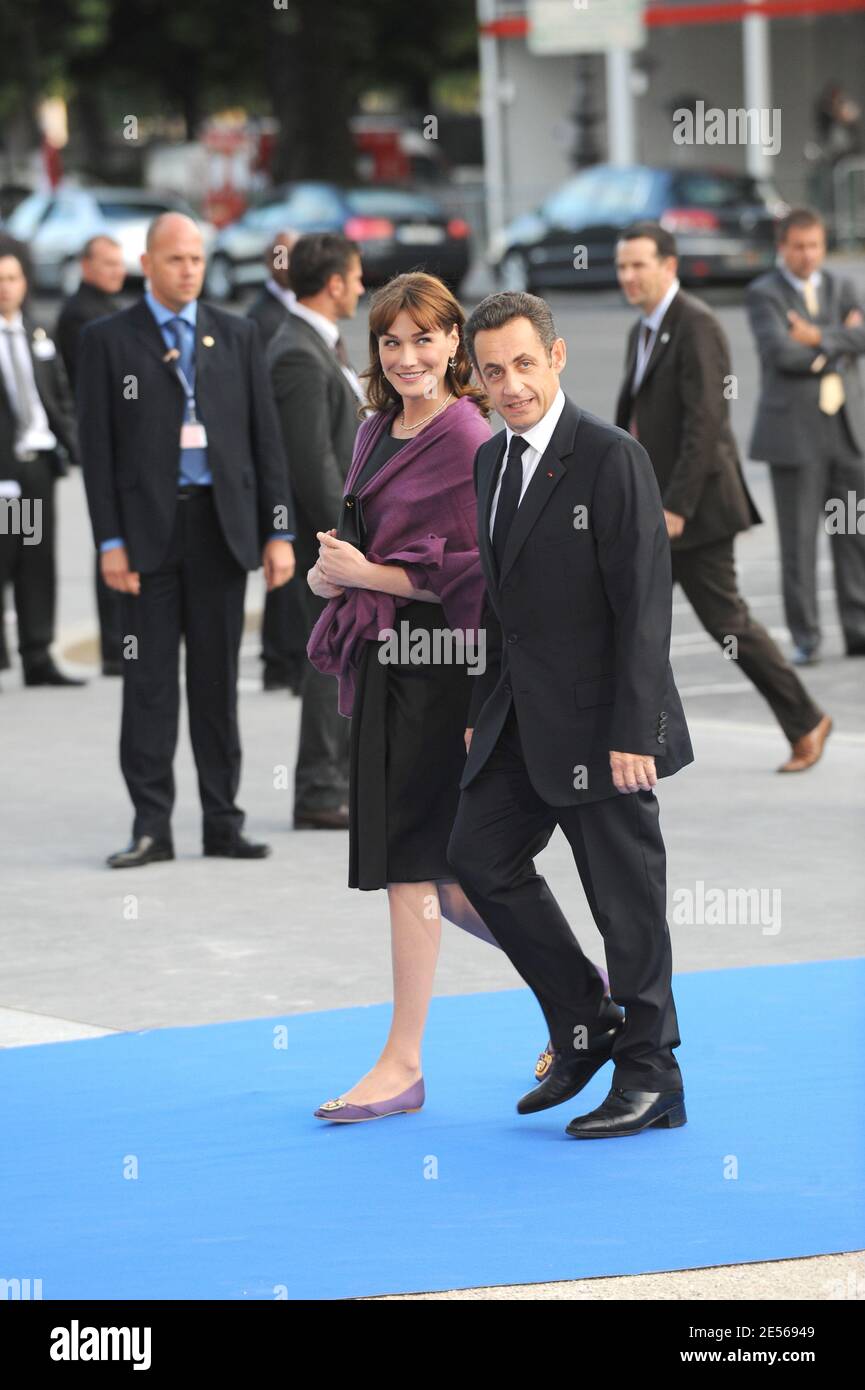 il presidente francese Nicolas Sarkozy e la moglie Carla Bruni-Sarkozy arrivano ad una cena che hanno ospitato i capi di delegazione, i loro coniugi e i ministri al Petit Palais, dopo aver organizzato il vertice di Parigi per la fondazione del Mediterraneo a Parigi, in Francia, il 13 luglio 2008. Foto di Abd Rabbo-Mousse/ABACAPRESS.COM Foto Stock