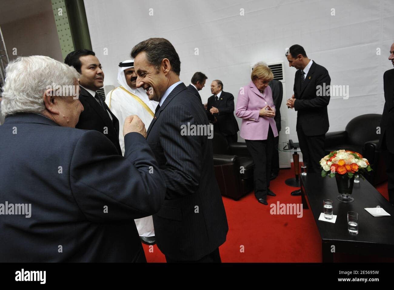 Il principe Moulay Rachid del Marocco, il presidente francese Nicolas Sarkozy, la cancelliera tedesca Angela Merkel, il presidente algerino Abdelaziz Bouteflika e il presidente siriano Bashar al Assad durante il vertice di Parigi per la fondazione del Mediterraneo al Grand Palais di Parigi, Francia, il 13 luglio 2008. Il presidente francese Nicolas Sarkozy e 42 leader lanciano oggi un’Unione tra l’Europa e i suoi vicini mediterranei, ma le tensioni tra i paesi del Medio Oriente potrebbero compromettere il grande piano. Foto di Elodie Gregoire/ABACAPRESS.COM Foto Stock