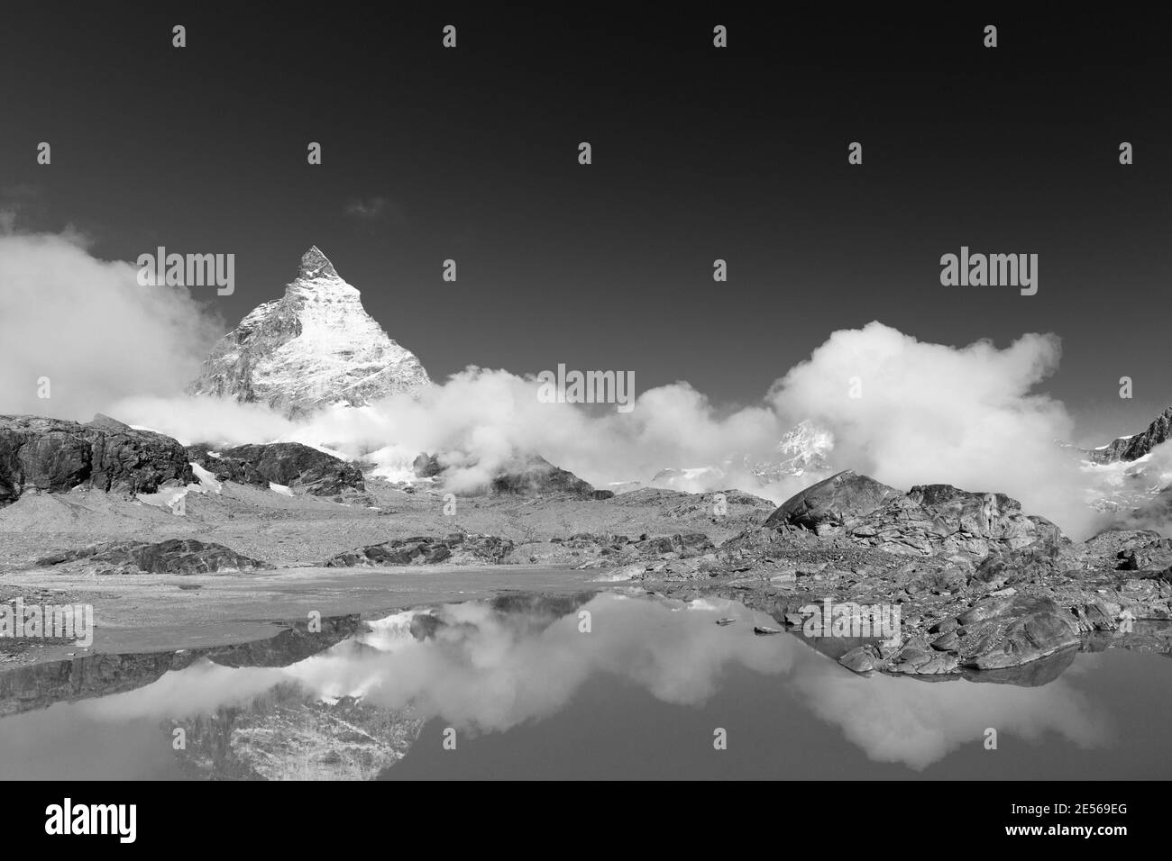 Cervino riflesso in lago glaciale alpino Foto Stock