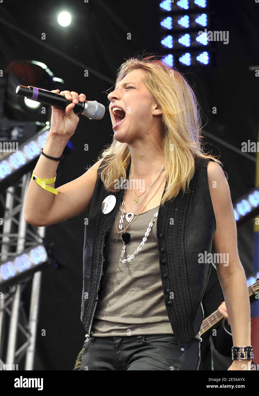 La cantante francese Amandine, vincitrice del programma televisivo di M6 "la Nouvelle Star", si esibisce sul palco durante il Concerto per la libertà al Trocadero di Parigi, in Francia, il 20 luglio 2008. Foto di Christophe Guibbaud/ABACAPRESS.COM Foto Stock