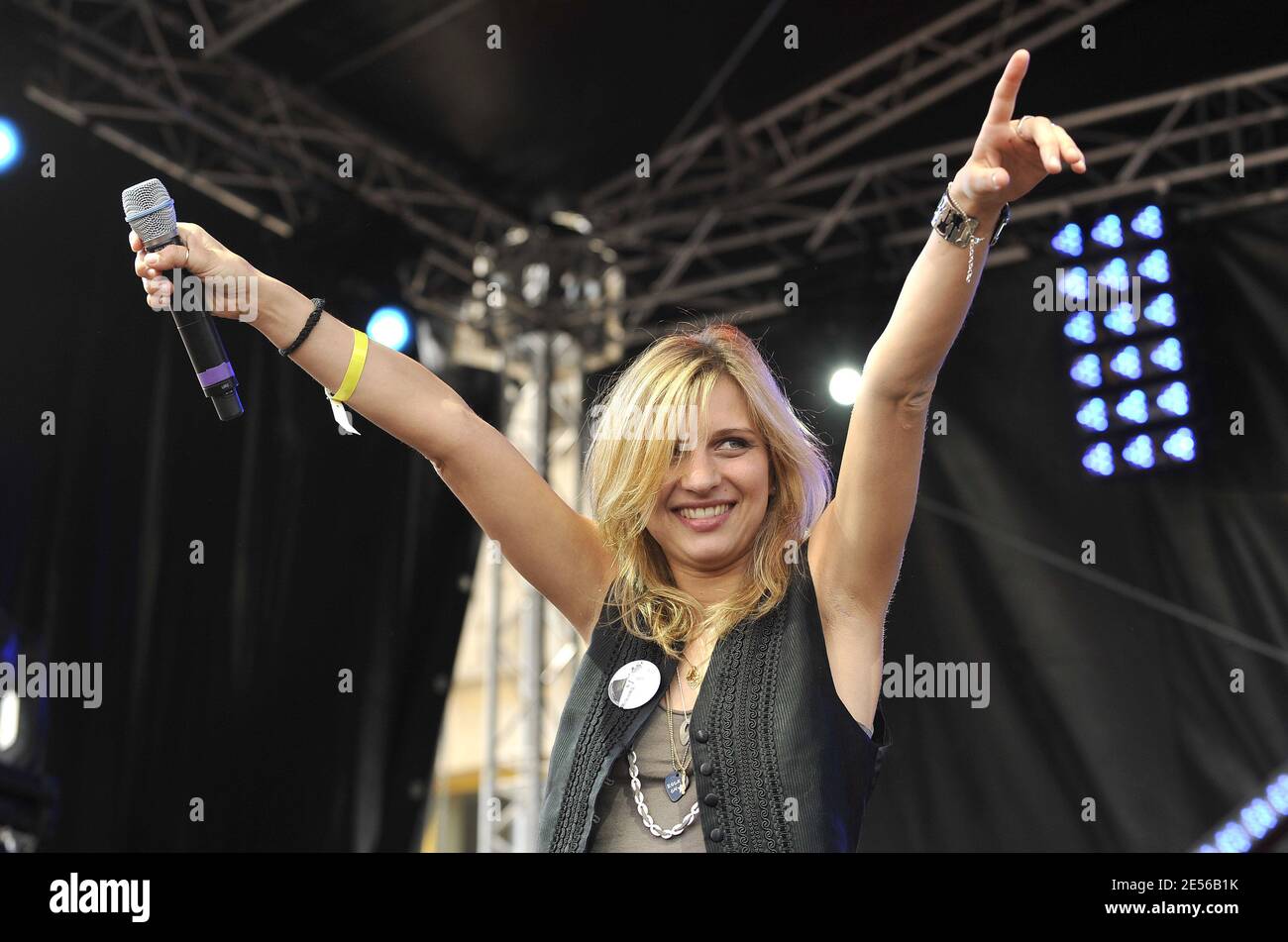 La cantante francese Amandine, vincitrice del programma televisivo di M6 "la Nouvelle Star", si esibisce sul palco durante il Concerto per la libertà al Trocadero di Parigi, in Francia, il 20 luglio 2008. Foto di Christophe Guibbaud/ABACAPRESS.COM Foto Stock