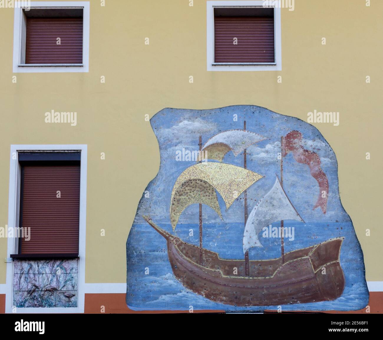 Cisano, Italia - 01 26 2021: Casa dipinta che raffigura una barca a vela Foto Stock