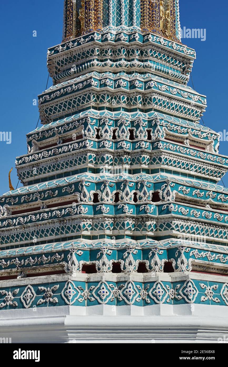 Dettagli architettonici su un Prang al tempio Wat Phra Kaew nel Grand Palace di Bangkok, Thailandia. Foto Stock