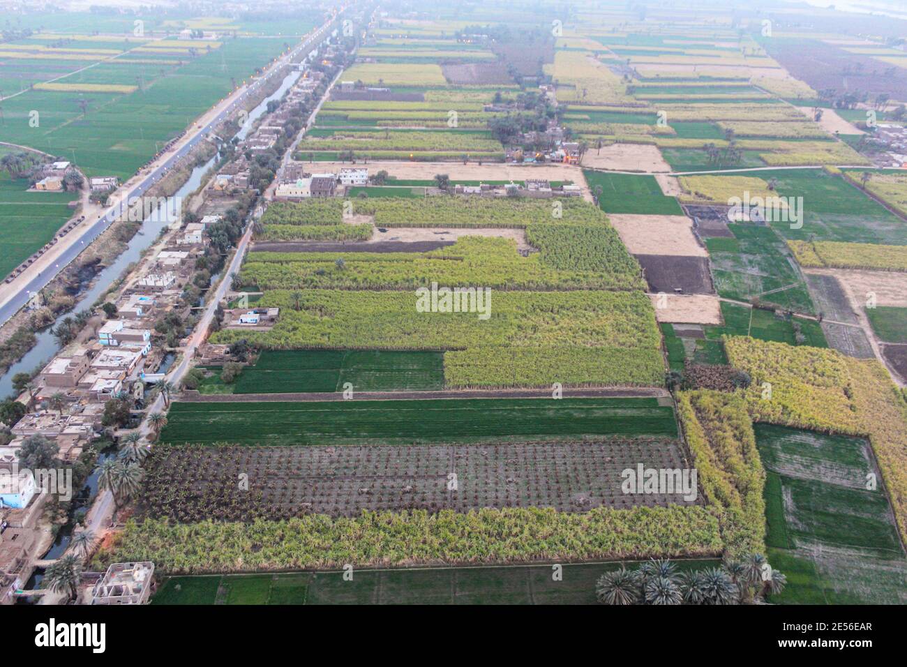 Tour in mongolfiera sopra Tebe, vista sulle case egiziane e sui terreni agricoli Foto Stock