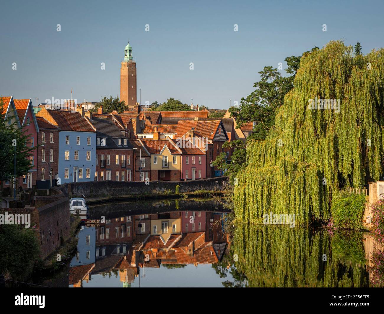 Una vista lungo il fiume Wensum nel centro di Norwich con il municipio sullo sfondo. Foto Stock