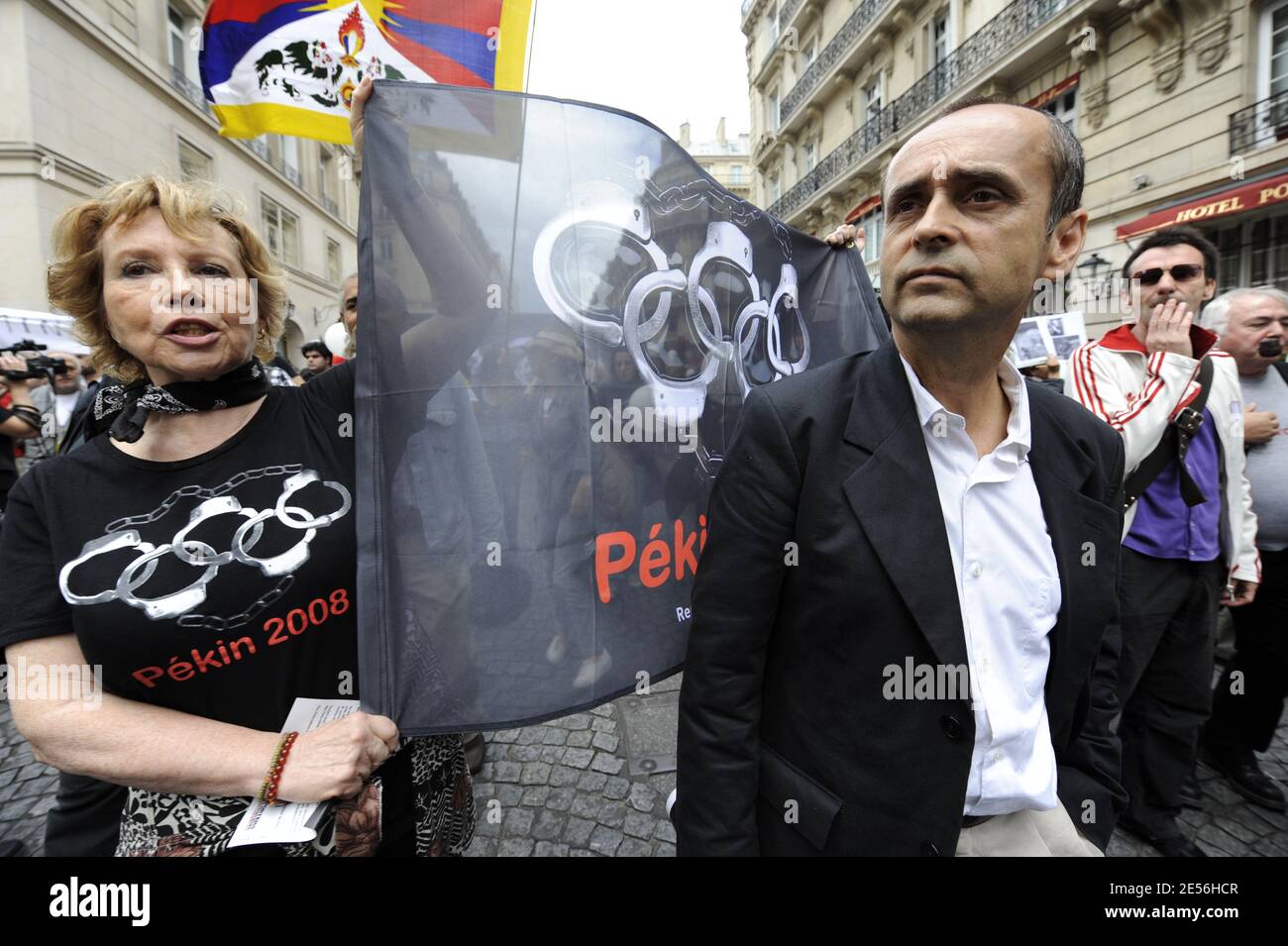 Robert Menard, leader francese del watchdog dei media Reporters Without Borders (RSF), dimostra nei pressi degli Champs-Elysees e dell'ambasciata cinese a Parigi, in Francia, l'8 agosto 2008, di condannare i Giochi Olimpici di Pechino del 2008 durante la cerimonia di apertura delle Olimpiadi. Foto di Mehdi Taamallah/ABACAPRESS.COM Foto Stock