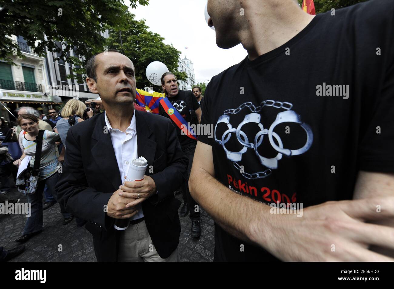 Robert Menard, leader francese del watchdog dei media Reporters Without Borders (RSF), dimostra nei pressi degli Champs-Elysees e dell'ambasciata cinese a Parigi, in Francia, l'8 agosto 2008, di condannare i Giochi Olimpici di Pechino del 2008 durante la cerimonia di apertura delle Olimpiadi. Foto di Mehdi Taamallah/ABACAPRESS.COM Foto Stock