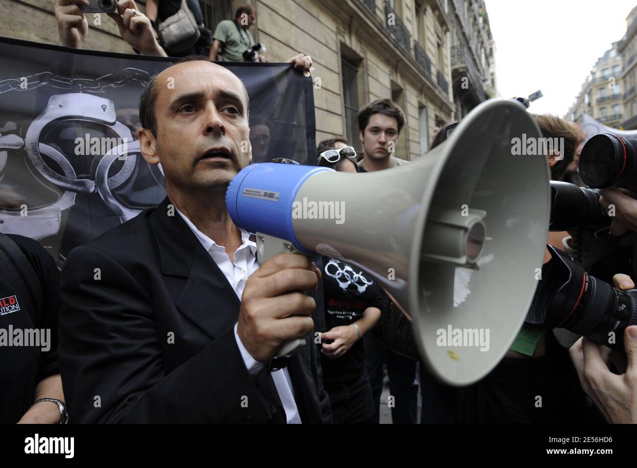 Robert Menard, leader francese del watchdog dei media Reporters Without Borders (RSF), dimostra nei pressi degli Champs-Elysees e dell'ambasciata cinese a Parigi, in Francia, l'8 agosto 2008, di condannare i Giochi Olimpici di Pechino del 2008 durante la cerimonia di apertura delle Olimpiadi. Foto di Mehdi Taamallah/ABACAPRESS.COM Foto Stock