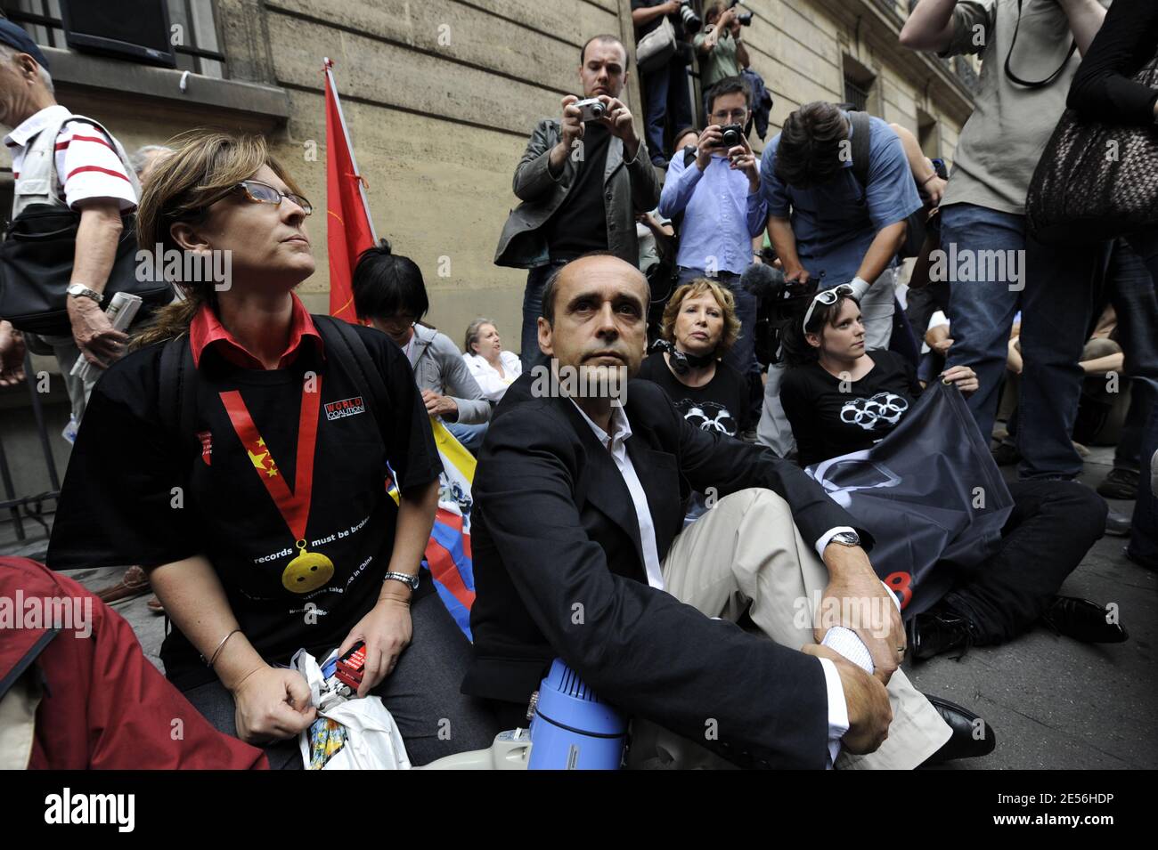 Robert Menard, leader francese del watchdog dei media Reporters Without Borders (RSF), dimostra nei pressi degli Champs-Elysees e dell'ambasciata cinese a Parigi, in Francia, l'8 agosto 2008, di condannare i Giochi Olimpici di Pechino del 2008 durante la cerimonia di apertura delle Olimpiadi. Foto di Mehdi Taamallah/ABACAPRESS.COM Foto Stock