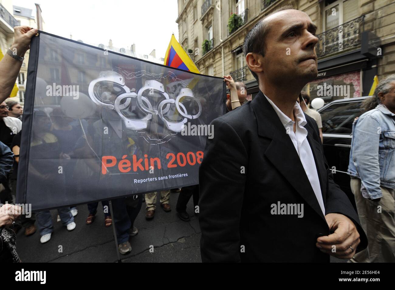 Robert Menard, leader francese del watchdog dei media Reporters Without Borders (RSF), dimostra nei pressi degli Champs-Elysees e dell'ambasciata cinese a Parigi, in Francia, l'8 agosto 2008, di condannare i Giochi Olimpici di Pechino del 2008 durante la cerimonia di apertura delle Olimpiadi. Foto di Mehdi Taamallah/ABACAPRESS.COM Foto Stock