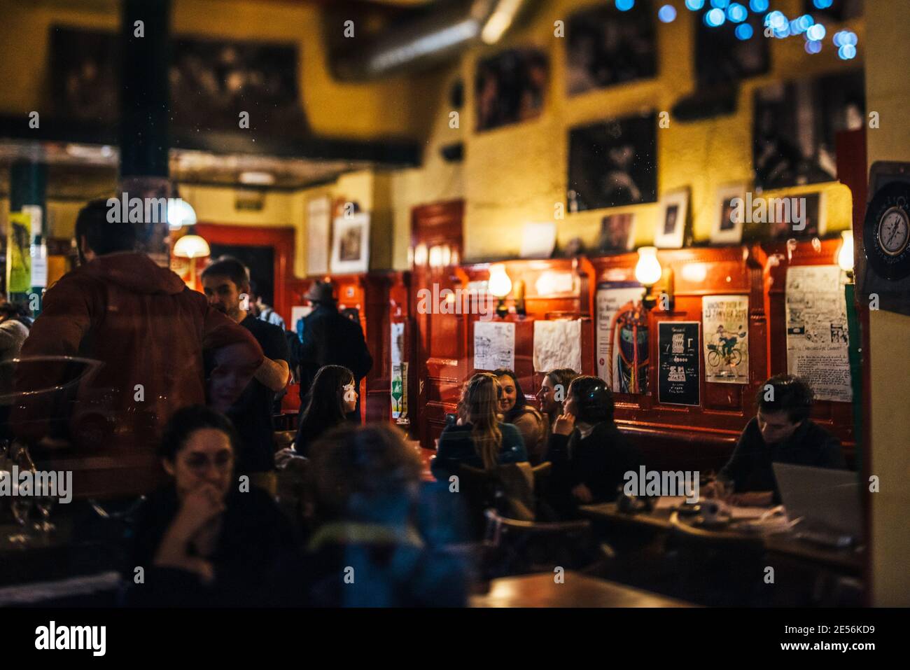 Strasburgo, Francia - 11 gennaio 2019: Vista dalla strada di persone che hanno divertimento lato caffè brasserie caffè di notte ragazzi ragazze Foto Stock